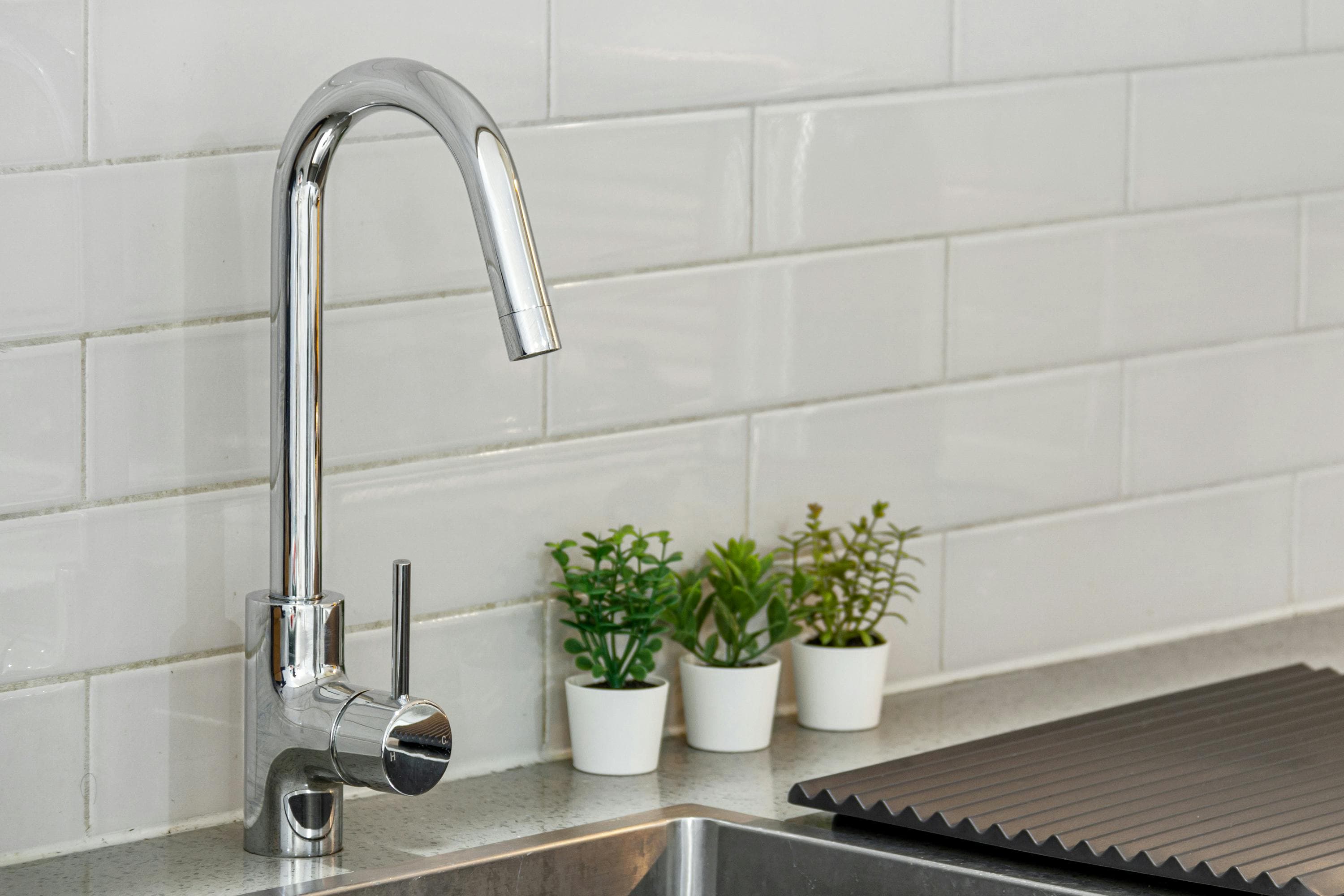 Grifo cromado moderno en cocina — Avi Home